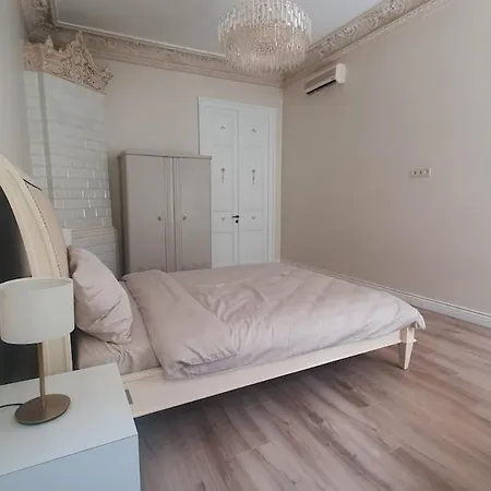 Large, New In The Historic Centre Apartment *