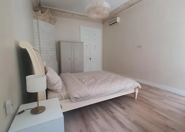 Large, New In The Historic Centre Apartment *